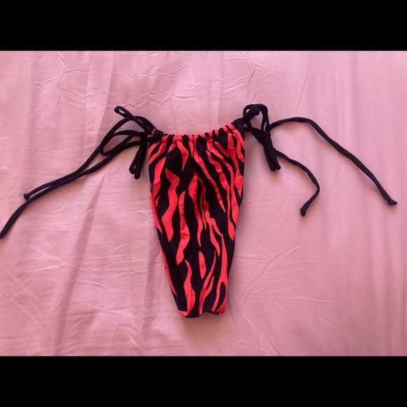 Bikini - Picture 3 of 6